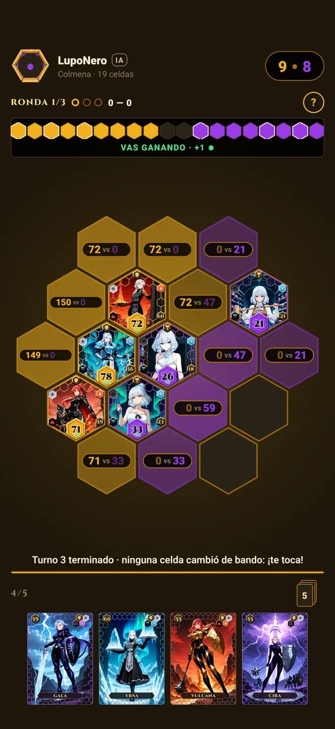 Gameplay de Hive TCG — una ronda en curso en el tablero hexagonal de 19 casillas