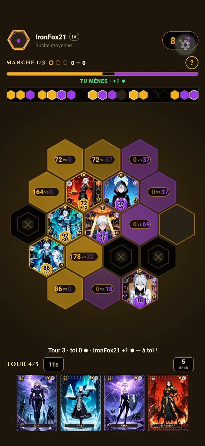 Gameplay Hive TCG — une manche en cours sur le plateau hexagonal de 19 cases