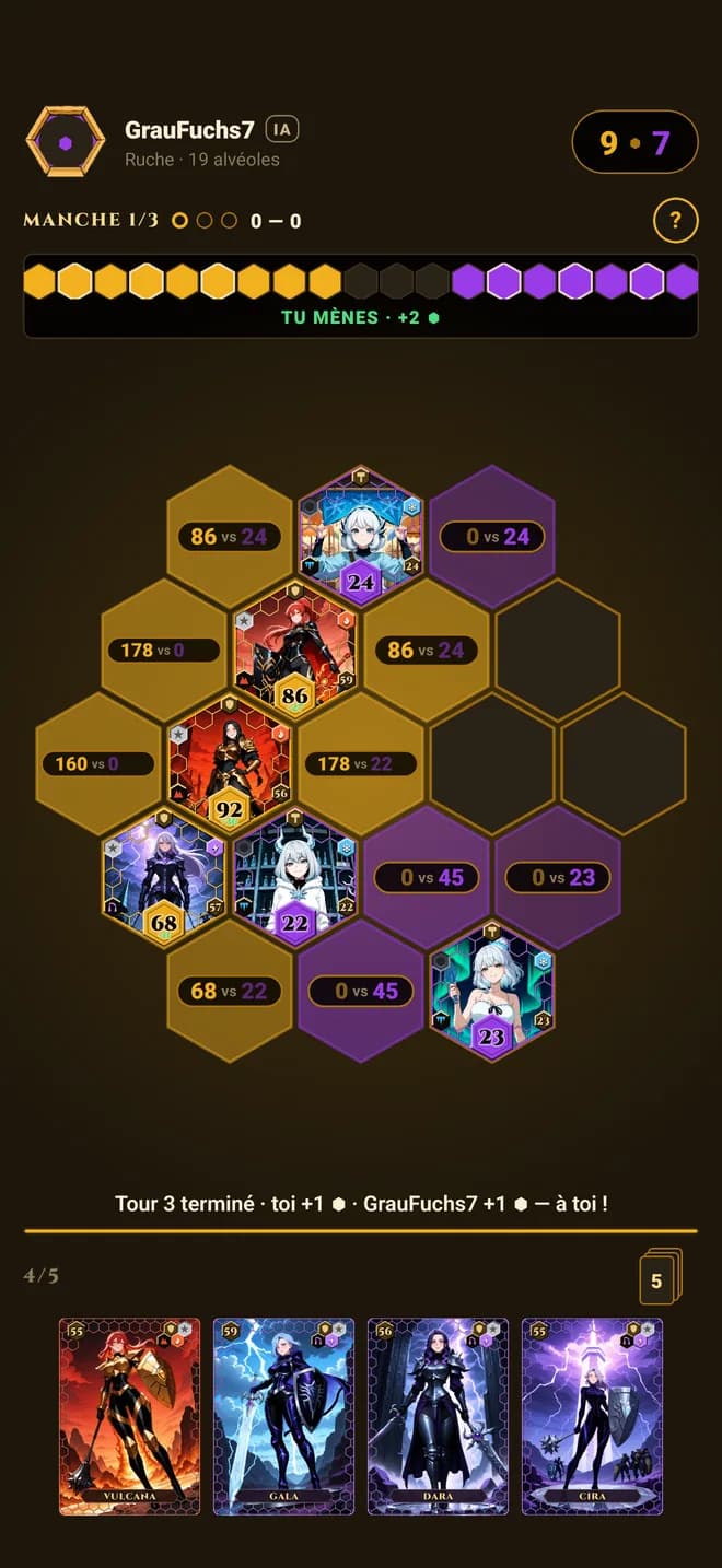 Gameplay Hive TCG — une manche en cours sur le plateau hexagonal de 19 cases